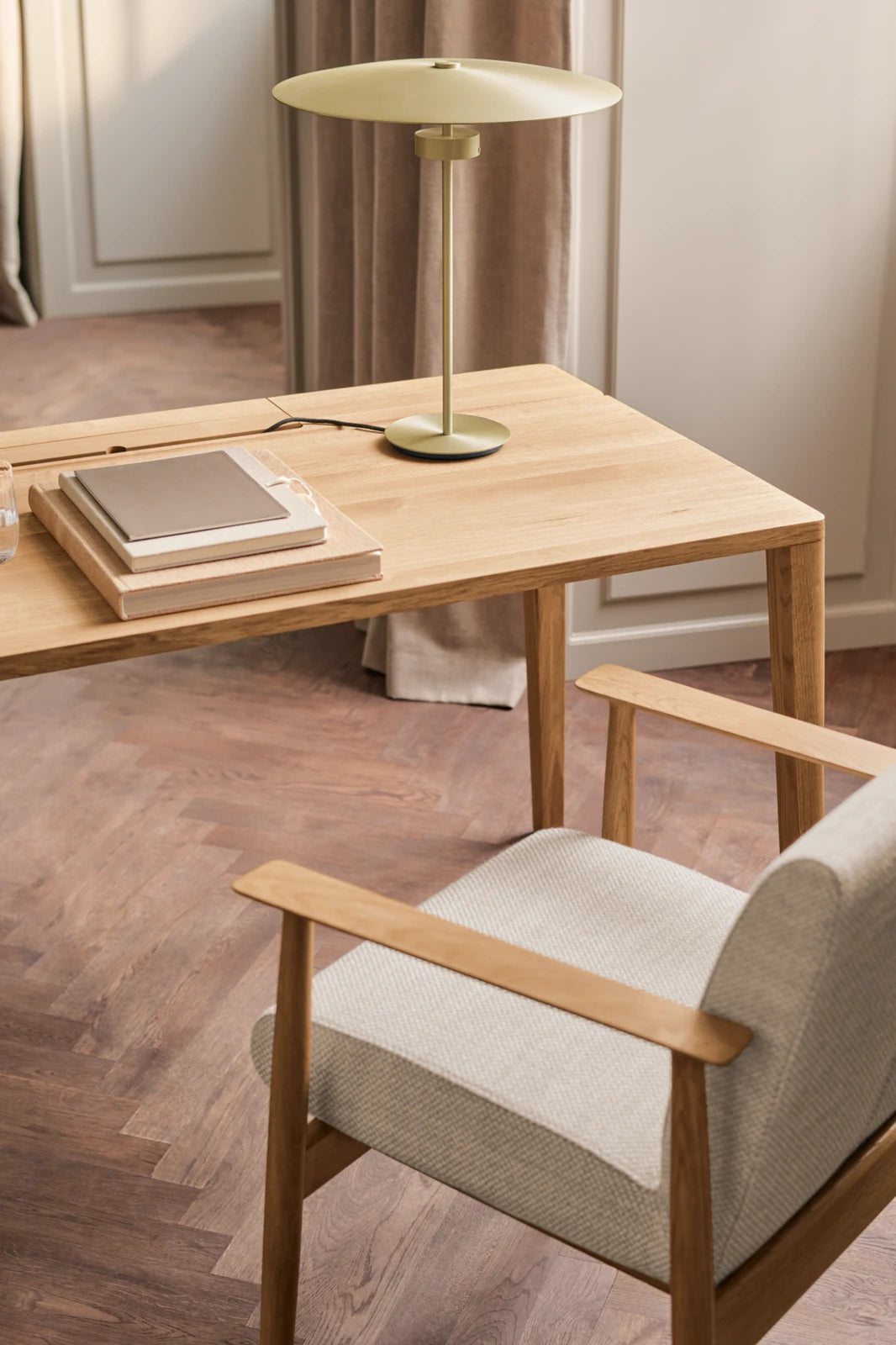 Graceful Schreibtisch aus massiver Eiche 130 x 70, H73 cm - ZEN ZONE Furniture
