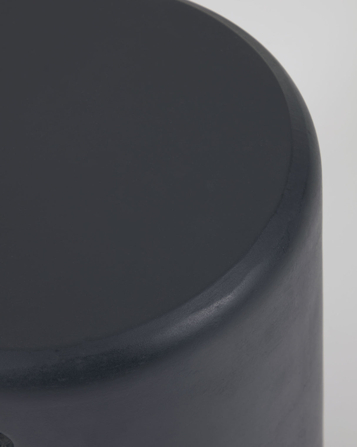Taimi Outdoor Hocker aus Zement mit schwarzem Finish Ø 35 cm - ZEN ZONE Furniture