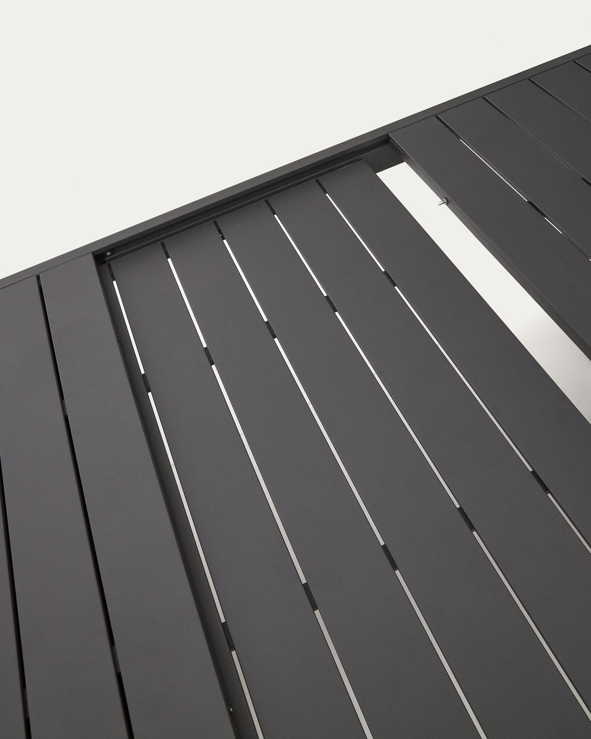 Galdana Aluminium-Gartentisch, ausziehbar, mit dunkelgrauem Finish, 220 (340) x 100 cm - ZEN ZONE Furniture