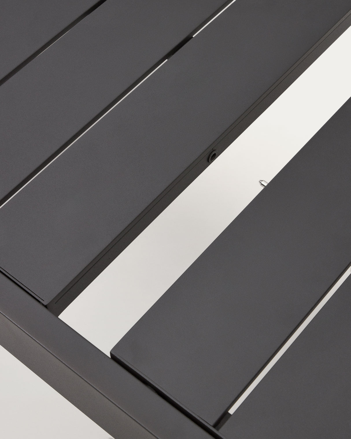 Galdana Aluminium-Gartentisch, ausziehbar, mit dunkelgrauem Finish, 220 (340) x 100 cm - ZEN ZONE Furniture