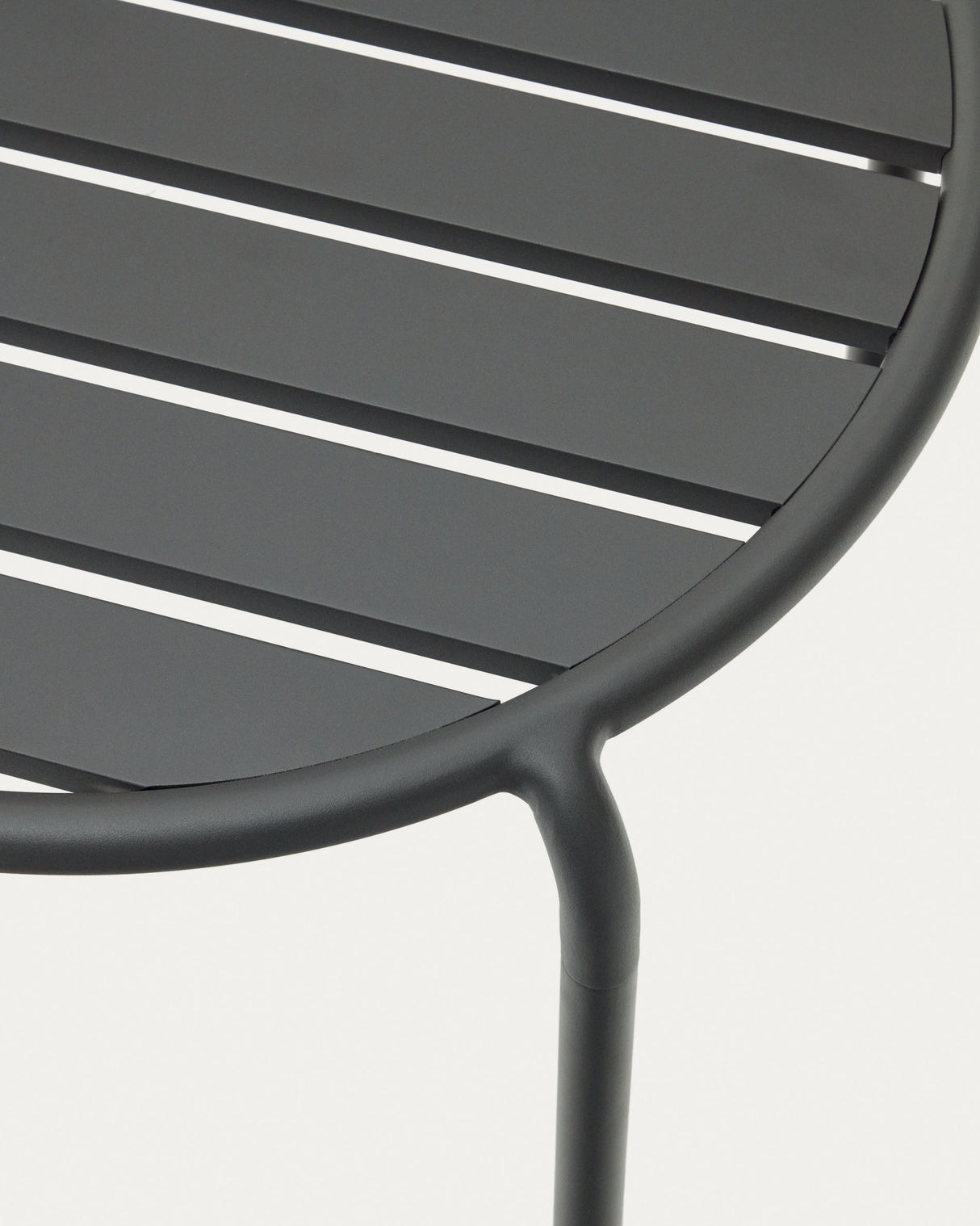 Gartenbeistelltisch Joncols aus Aluminium mit Finish in Grau Ø 60 cm - ZEN ZONE Furniture