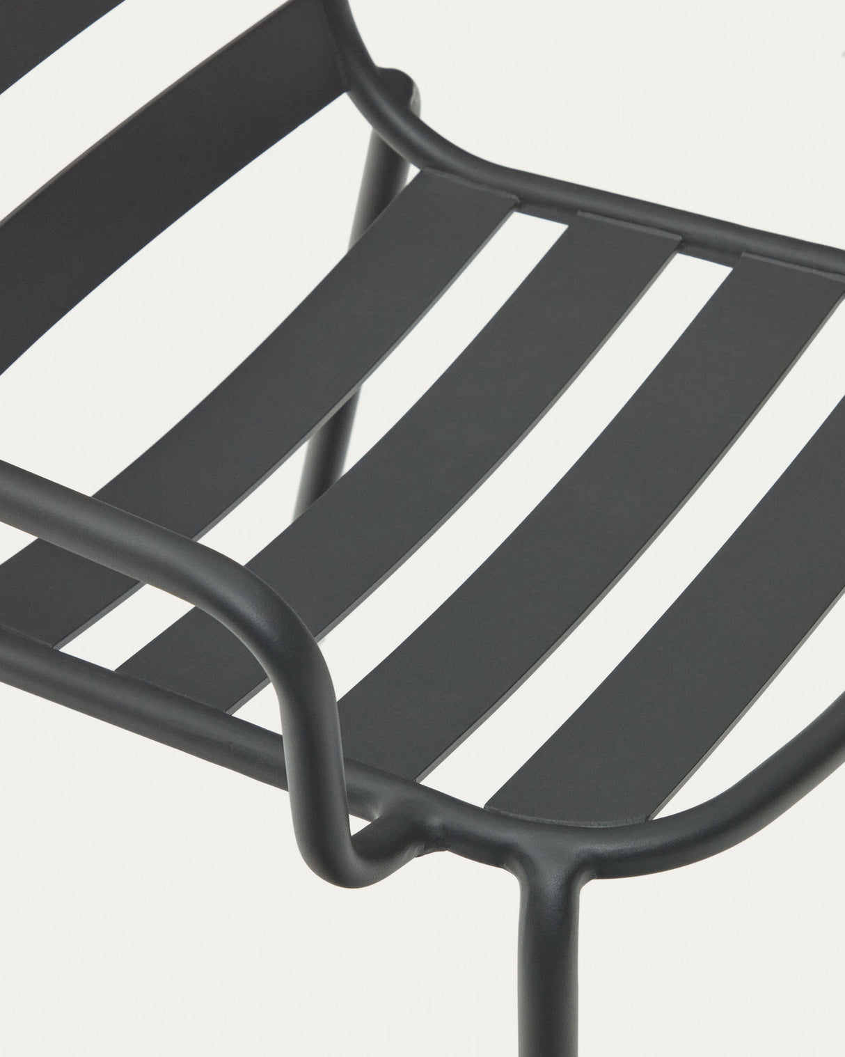 Joncols stapelbarer Gartenstuhl aus Aluminium mit Finish in Grau - ZEN ZONE Furniture