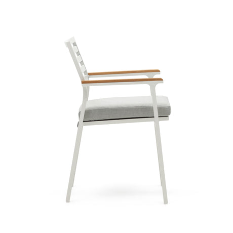 Bona stapelbarer Gartenstuhl aus Aluminium mit weißem Finish und Armlehnen aus massivem Teakholz - ZEN ZONE Furniture