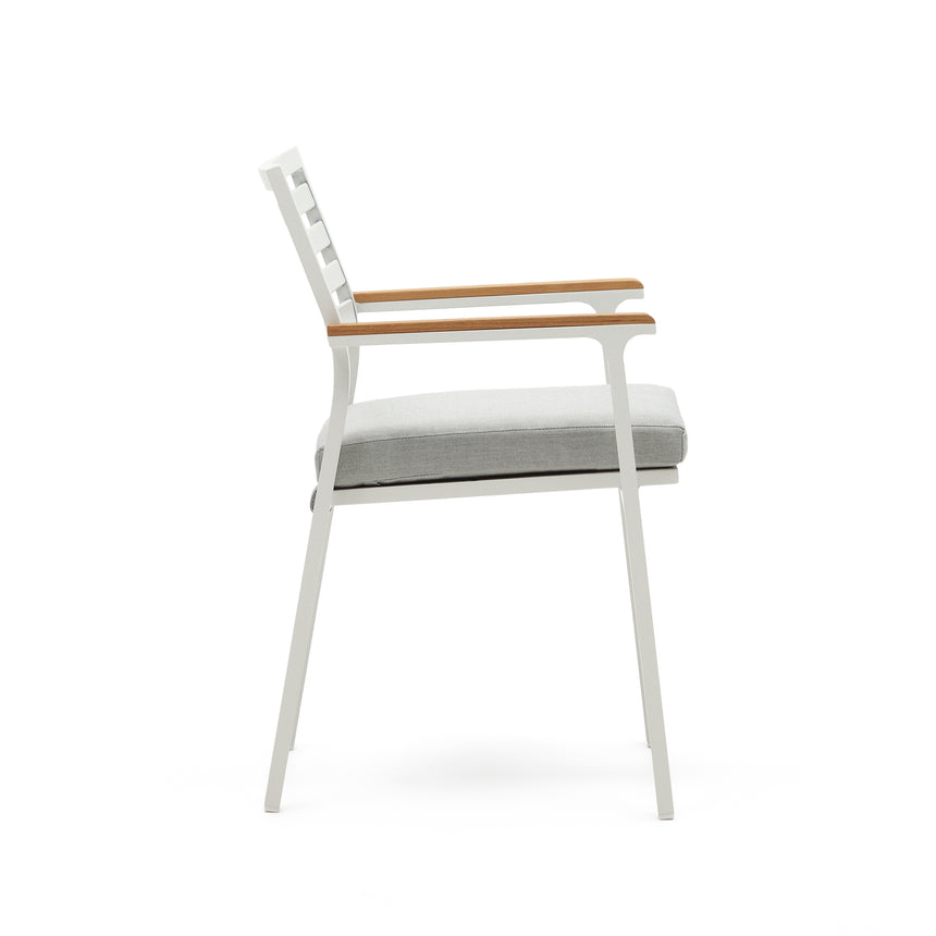 Bona stapelbarer Gartenstuhl aus Aluminium mit weißem Finish und Armlehnen aus massivem Teakholz - ZEN ZONE Furniture