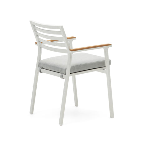 Bona stapelbarer Gartenstuhl aus Aluminium mit weißem Finish und Armlehnen aus massivem Teakholz - ZEN ZONE Furniture