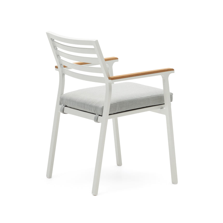 Bona stapelbarer Gartenstuhl aus Aluminium mit weißem Finish und Armlehnen aus massivem Teakholz - ZEN ZONE Furniture