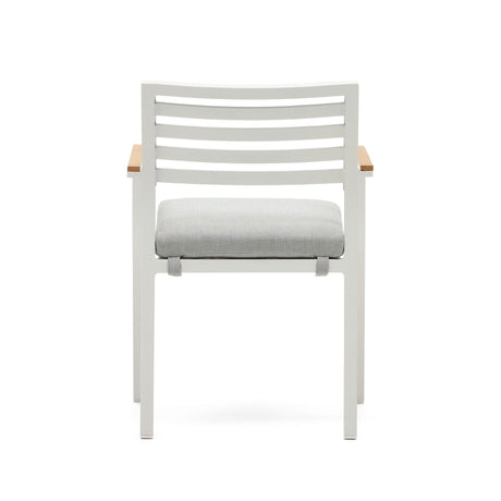 Bona stapelbarer Gartenstuhl aus Aluminium mit weißem Finish und Armlehnen aus massivem Teakholz - ZEN ZONE Furniture