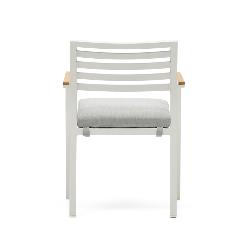 Bona stapelbarer Gartenstuhl aus Aluminium mit weißem Finish und Armlehnen aus massivem Teakholz - ZEN ZONE Furniture