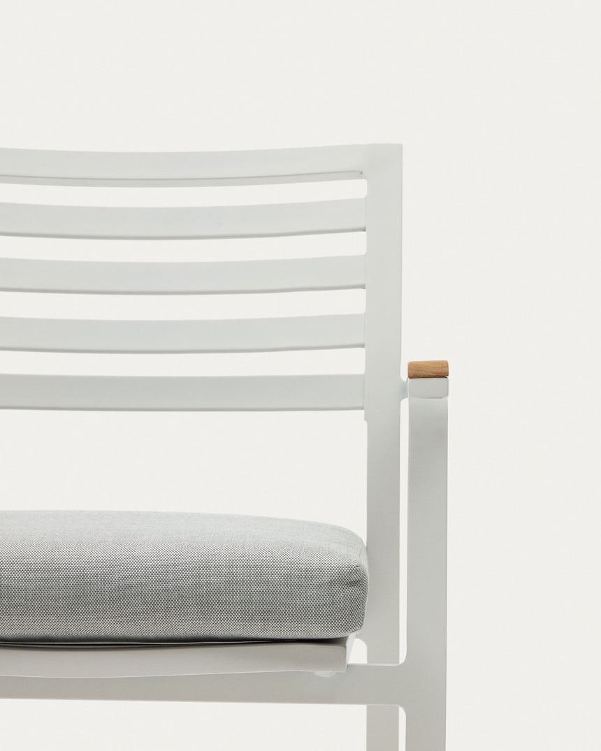 Bona stapelbarer Gartenstuhl aus Aluminium mit weißem Finish und Armlehnen aus massivem Teakholz - ZEN ZONE Furniture