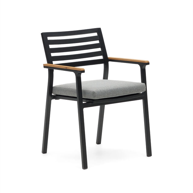 Bona stapelbarer Gartenstuhl aus Aluminium mit schwarzem Finish und Armlehnen aus massivem - ZEN ZONE Furniture