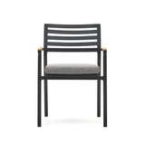 Bona stapelbarer Gartenstuhl aus Aluminium mit schwarzem Finish und Armlehnen aus massivem - ZEN ZONE Furniture