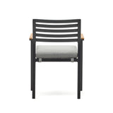 Bona stapelbarer Gartenstuhl aus Aluminium mit schwarzem Finish und Armlehnen aus massivem - ZEN ZONE Furniture