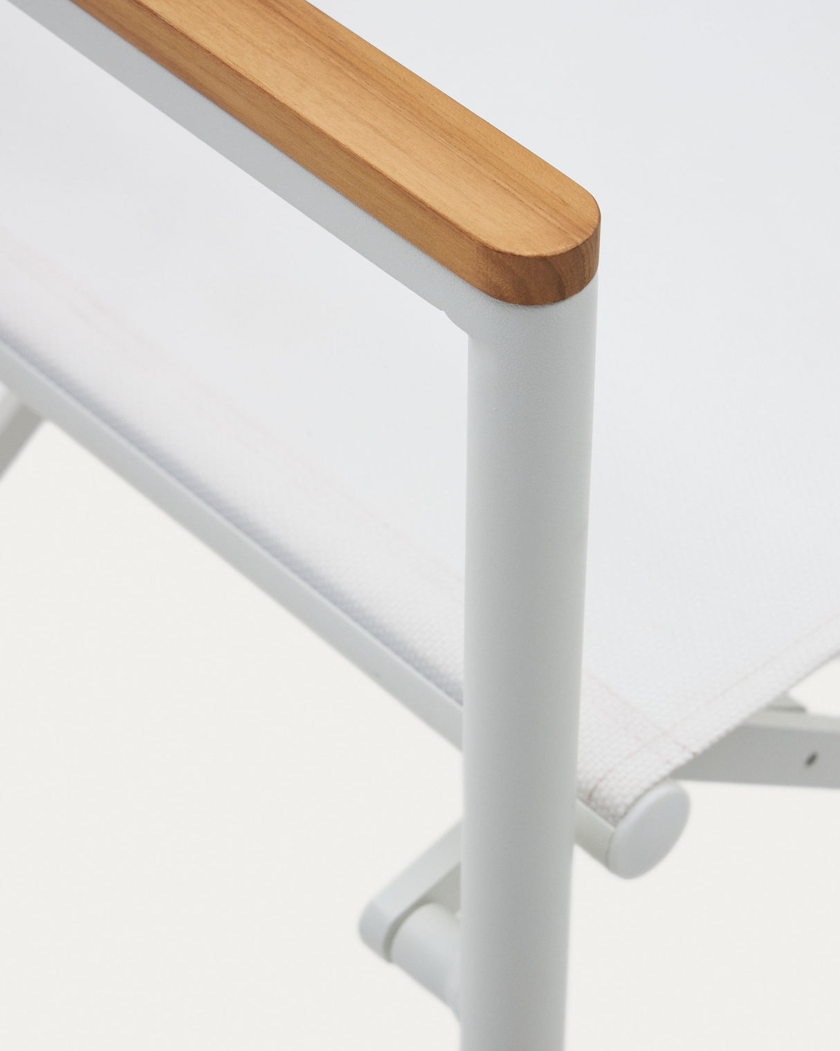 Llado Klappstuhl 100% outdoor aus Aluminium in Weiß und massivem Teakholz - ZEN ZONE Furniture