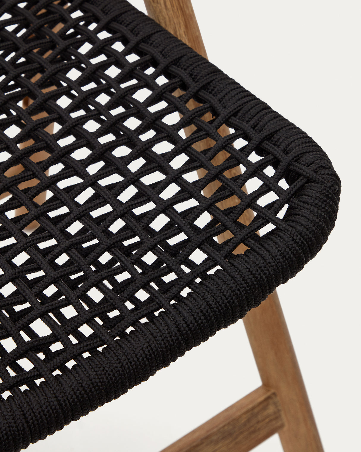 Klappstuhl Dandara aus Akazienmassivholz und einer Stahlstruktur mit geflochtener Sitzfläche in schwarz FSC 100% - ZEN ZONE Furniture