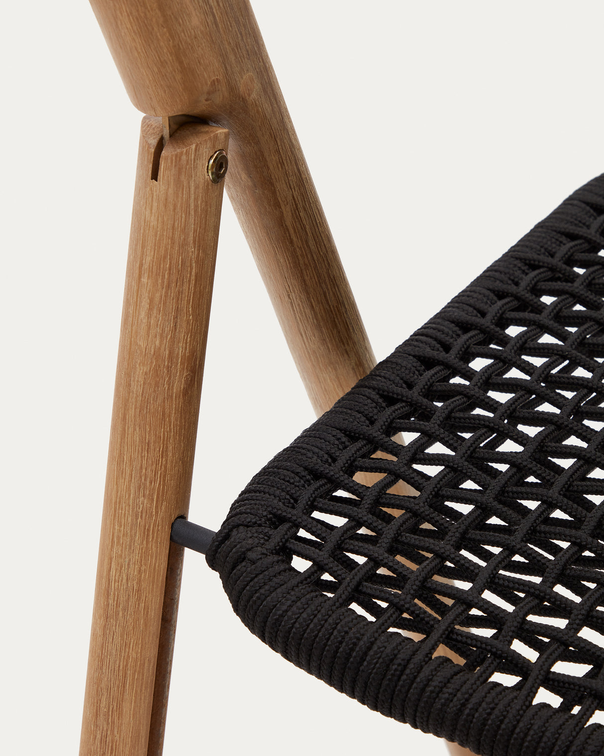 Klappstuhl Dandara aus Akazienmassivholz und einer Stahlstruktur mit geflochtener Sitzfläche in schwarz FSC 100% - ZEN ZONE Furniture