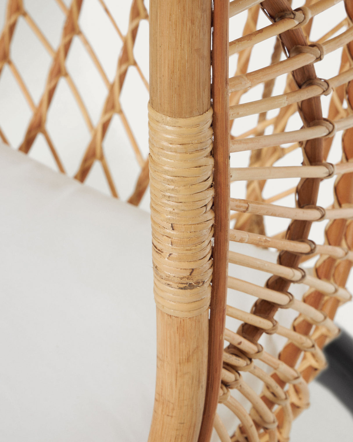 Hängesessel Ekaterina aus Rattan mit Standfuß in Dunkelgrau - ZEN ZONE Furniture