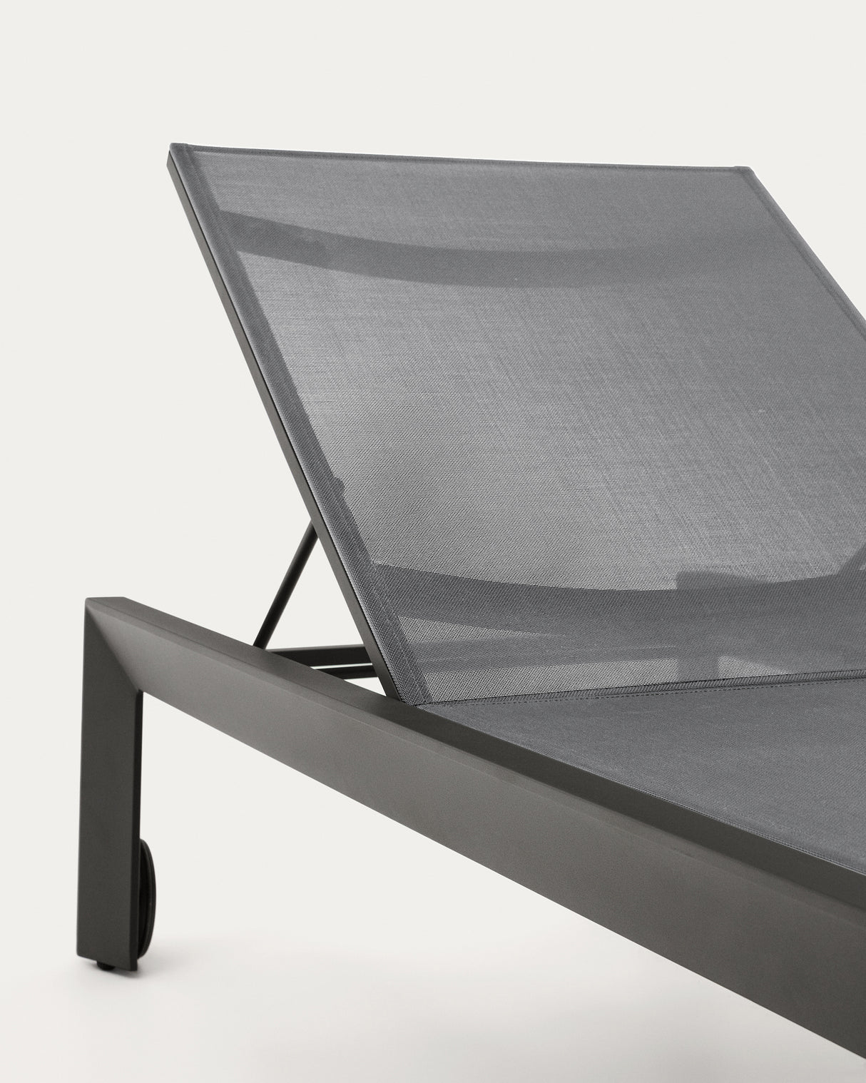Canutells Aluminium Liegestuhl mit schwarzem Finish - ZEN ZONE Furniture