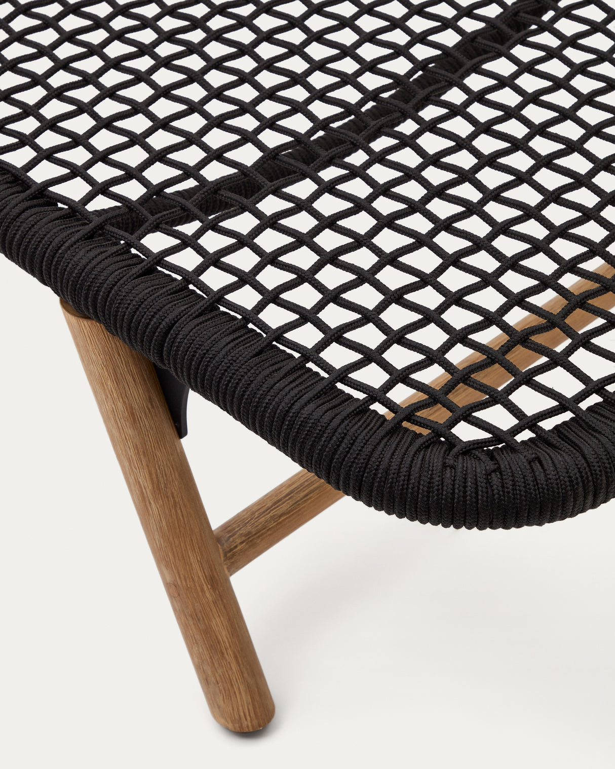 Dandara Sonnenliege mit Stahlstruktur, schwarzem Flechtwerk und Füßen aus massivem Akazien - ZEN ZONE Furniture