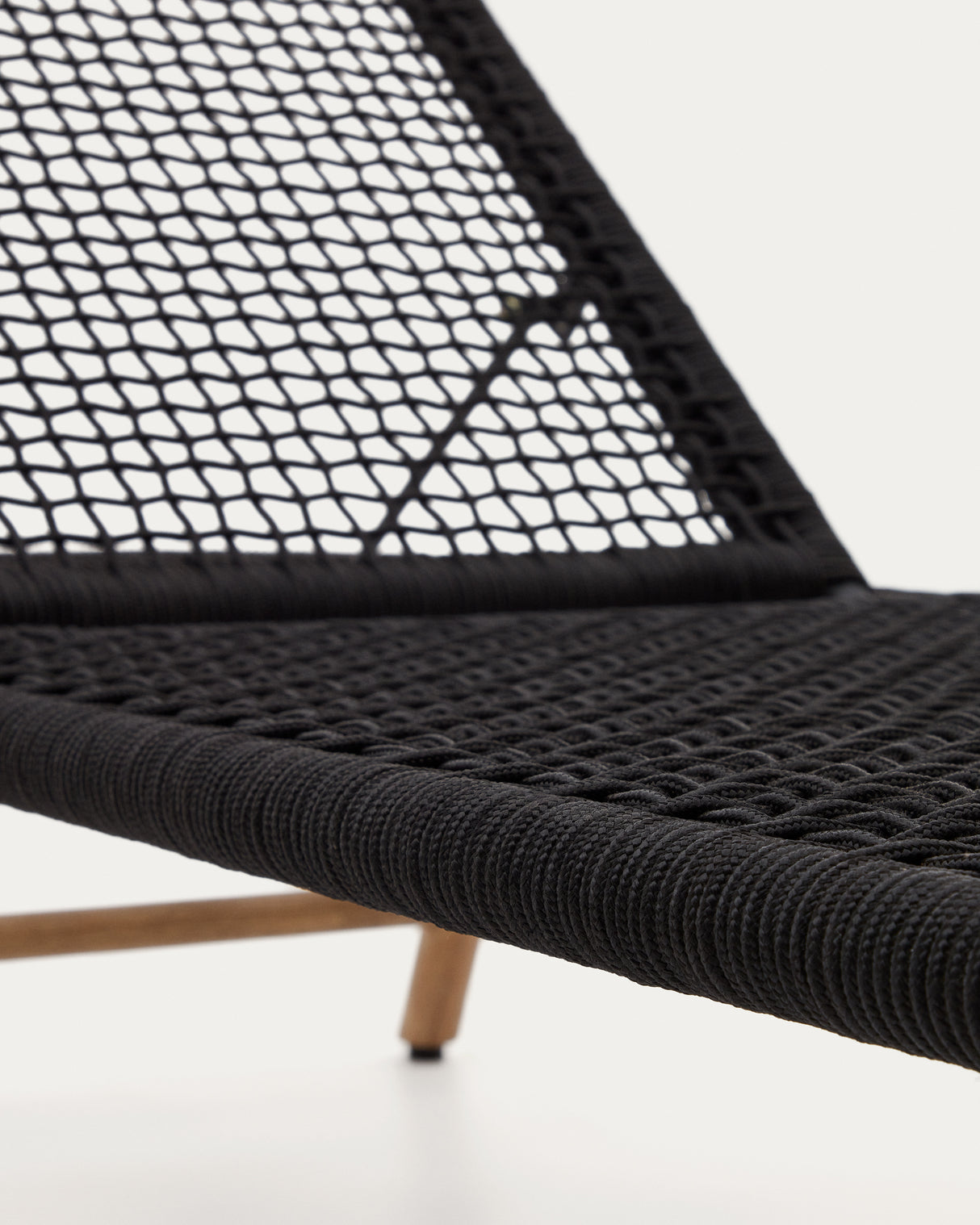 Dandara Sonnenliege mit Stahlstruktur, schwarzem Flechtwerk und Füßen aus massivem Akazien - ZEN ZONE Furniture