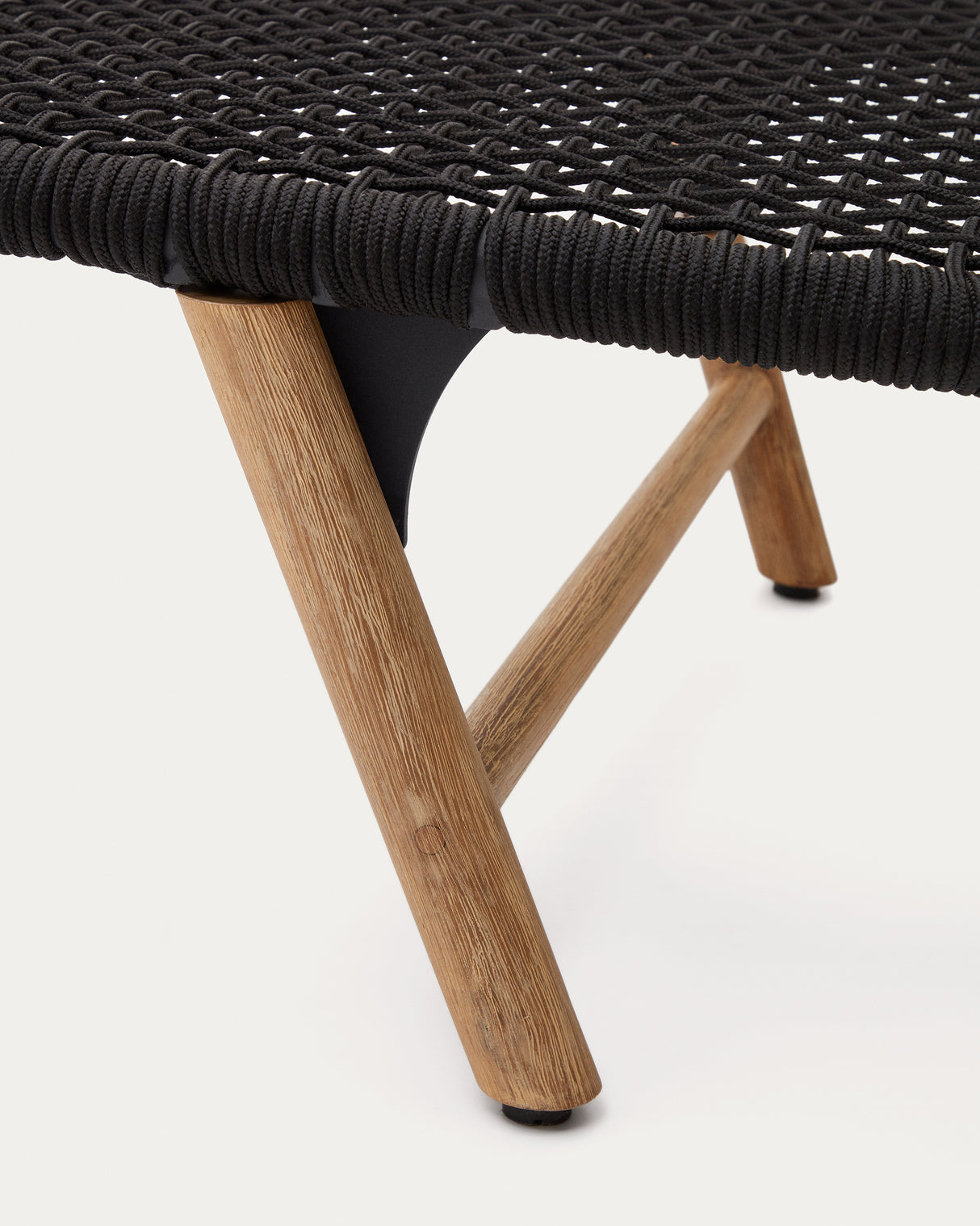 Dandara Sonnenliege mit Stahlstruktur, schwarzem Flechtwerk und Füßen aus massivem Akazien - ZEN ZONE Furniture