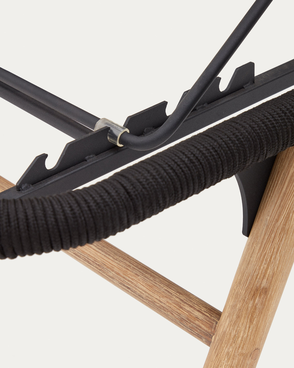 Dandara Sonnenliege mit Stahlstruktur, schwarzem Flechtwerk und Füßen aus massivem Akazien - ZEN ZONE Furniture