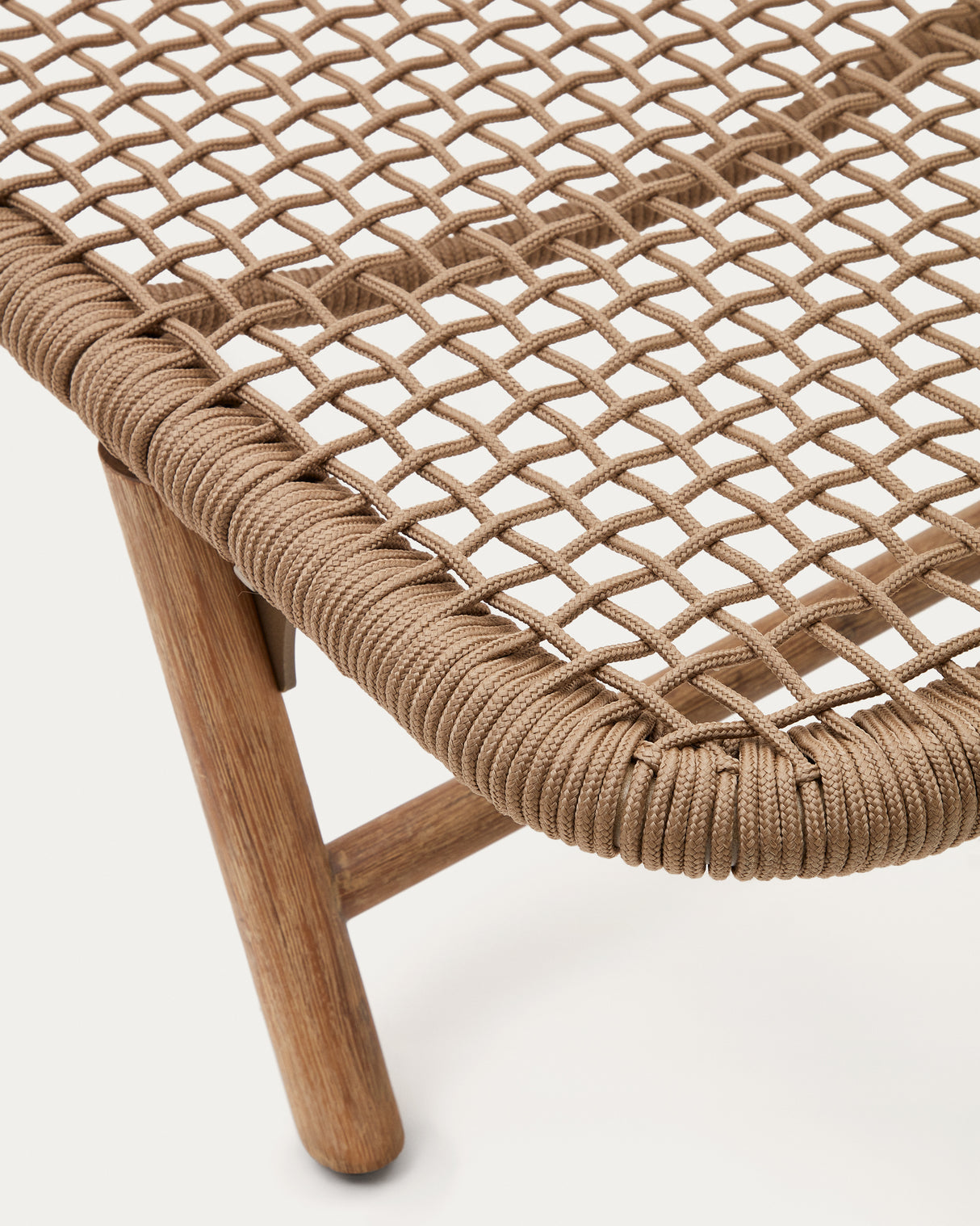 Dandara Sonnenliege mit Stahlstruktur, beigem Flechtwerk und Füßen aus massivem Akazienhol - ZEN ZONE Furniture
