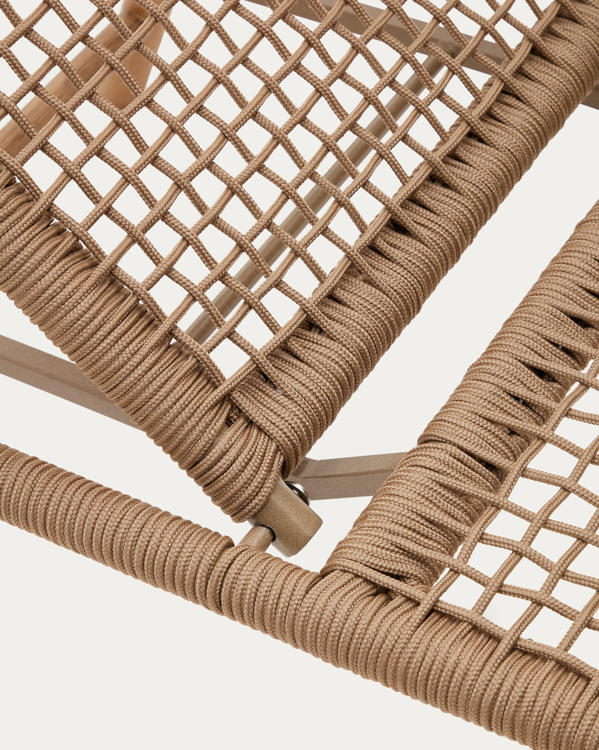 Dandara Sonnenliege mit Stahlstruktur, beigem Flechtwerk und Füßen aus massivem Akazienhol - ZEN ZONE Furniture