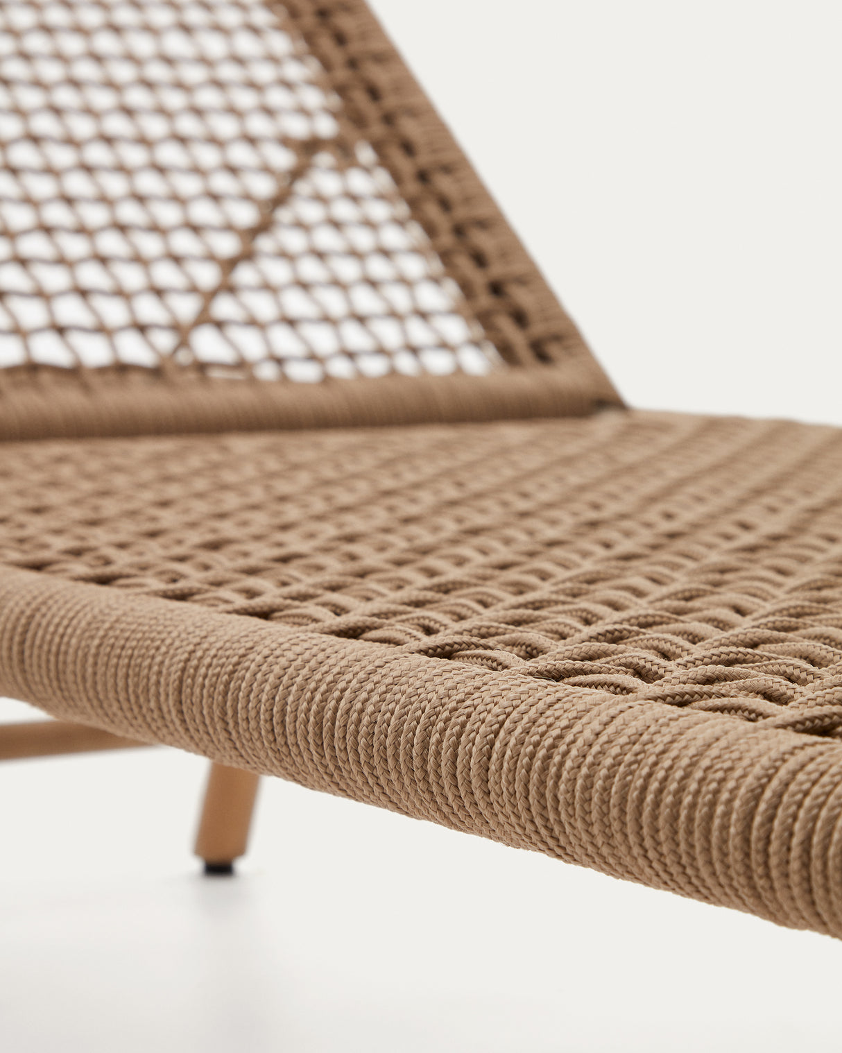 Dandara Sonnenliege mit Stahlstruktur, beigem Flechtwerk und Füßen aus massivem Akazienhol - ZEN ZONE Furniture