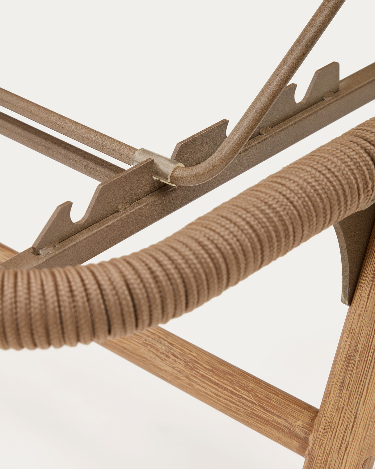 Dandara Sonnenliege mit Stahlstruktur, beigem Flechtwerk und Füßen aus massivem Akazienhol - ZEN ZONE Furniture