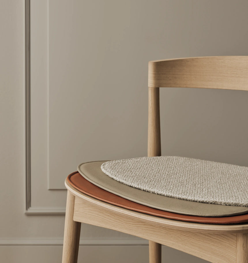 Kite Esstischstuhl aus Eiche weiß pigmentiert geölt – Gepolstert, Soil - Glattes Gewebe, Sand - ZEN ZONE Furniture