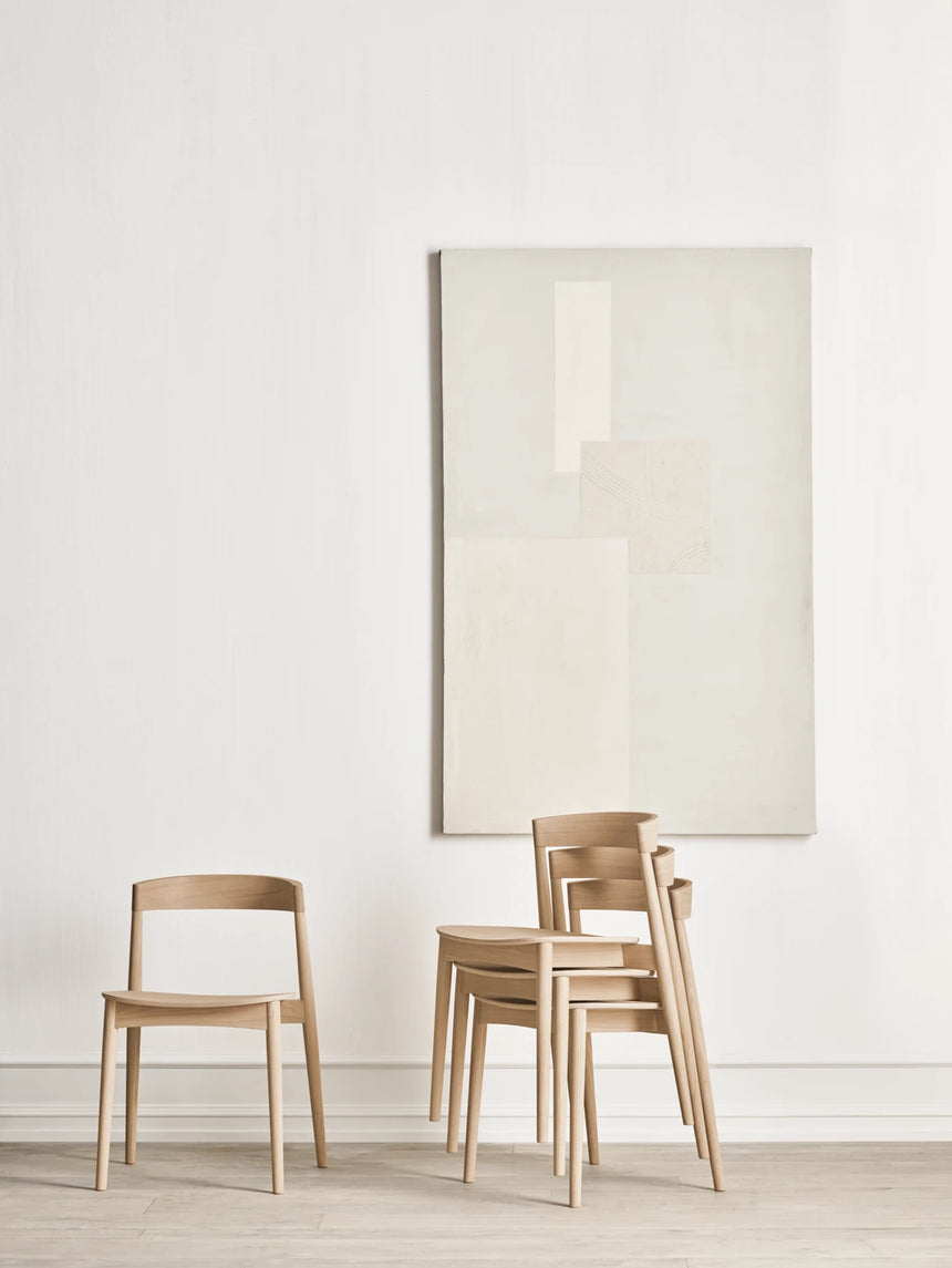 Kite Esstischstuhl aus Eiche weiß pigmentiert geölt – Gepolstert, Soil - Glattes Gewebe, Sand - ZEN ZONE Furniture