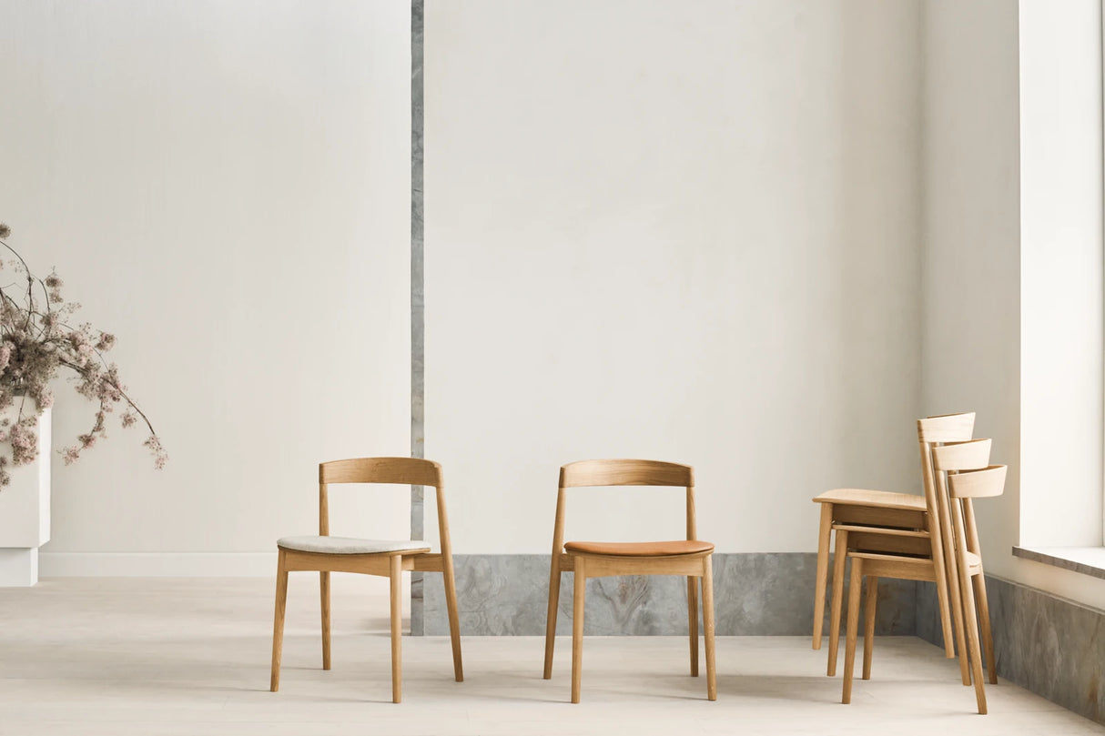 Kite Esstischstuhl aus Dunkel geölter Eiche – Gepolstert, Monza - Bouclé und Textur, Beige - ZEN ZONE Furniture