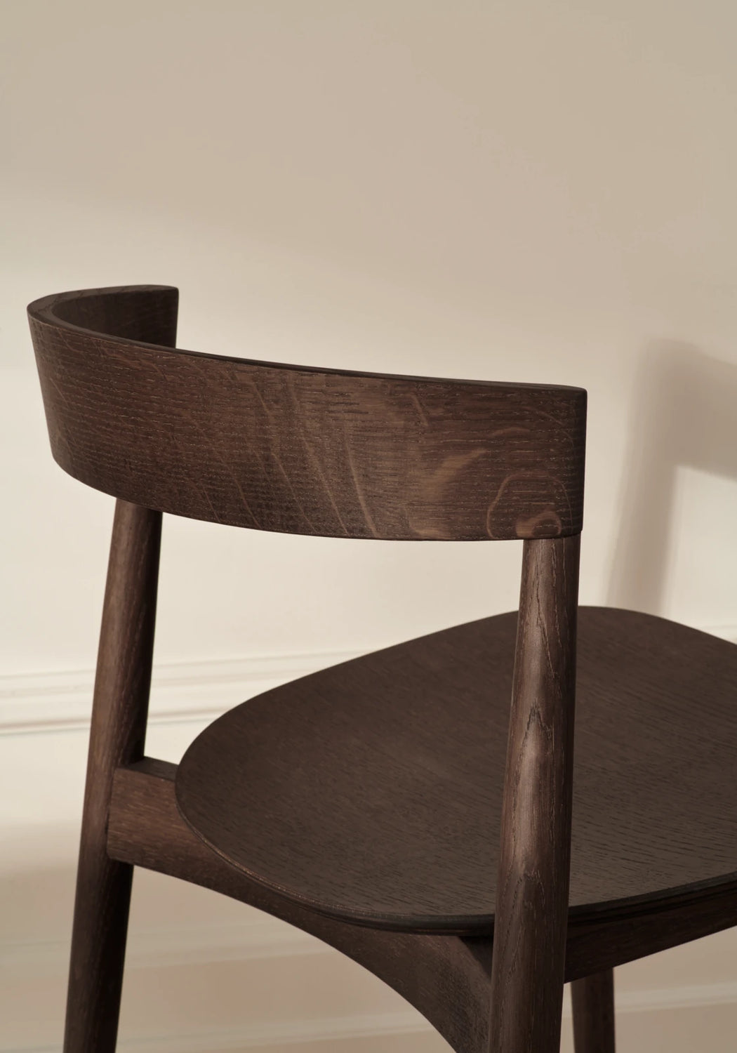 Kite Esstischstuhl aus Dunkel geölter Eiche – Gepolstert, Monza - Bouclé und Textur, Beige - ZEN ZONE Furniture