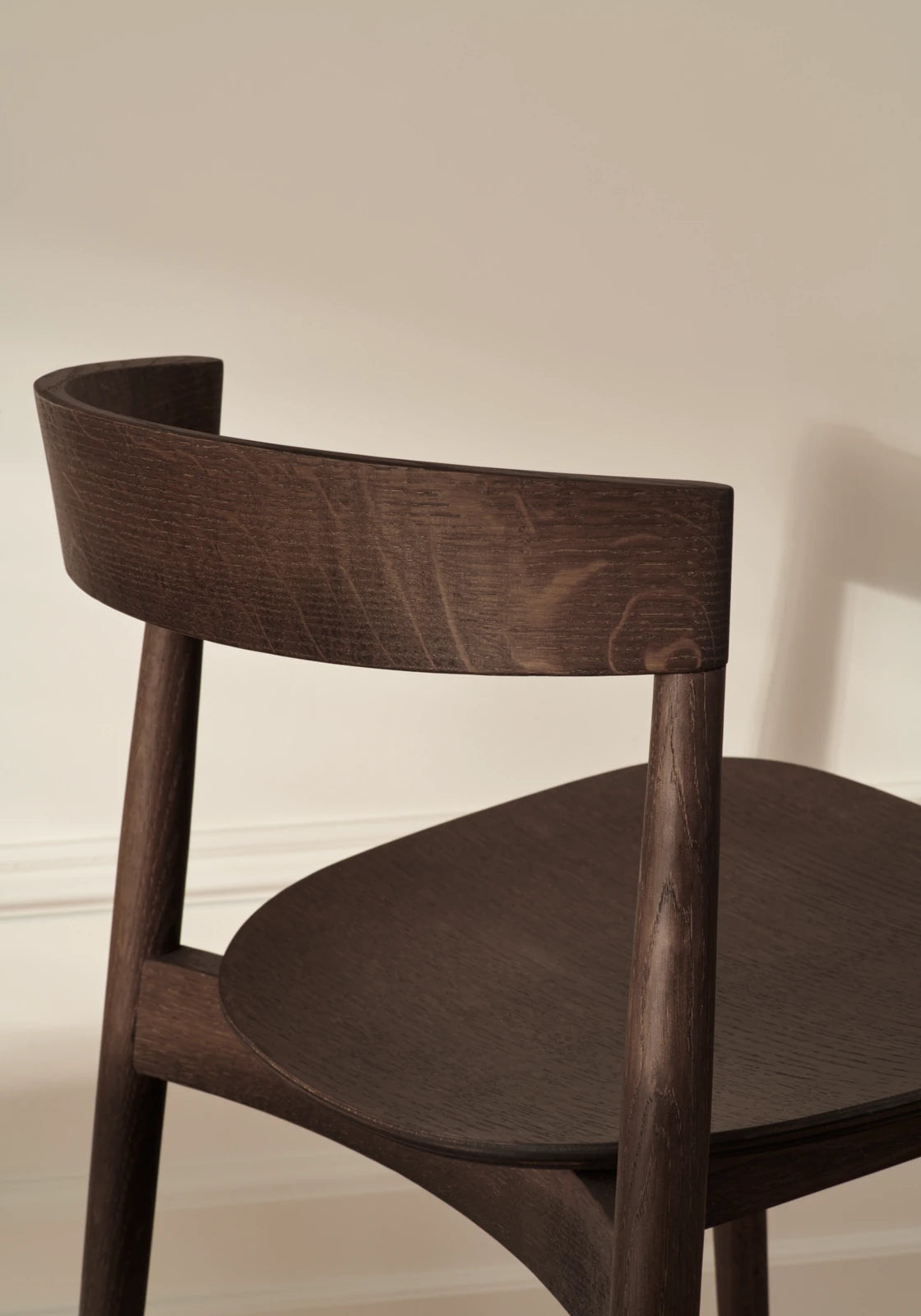 Kite Esstischstuhl aus Dunkel geölter Eiche – Gepolstert, Monza - Bouclé und Textur, Beige - ZEN ZONE Furniture