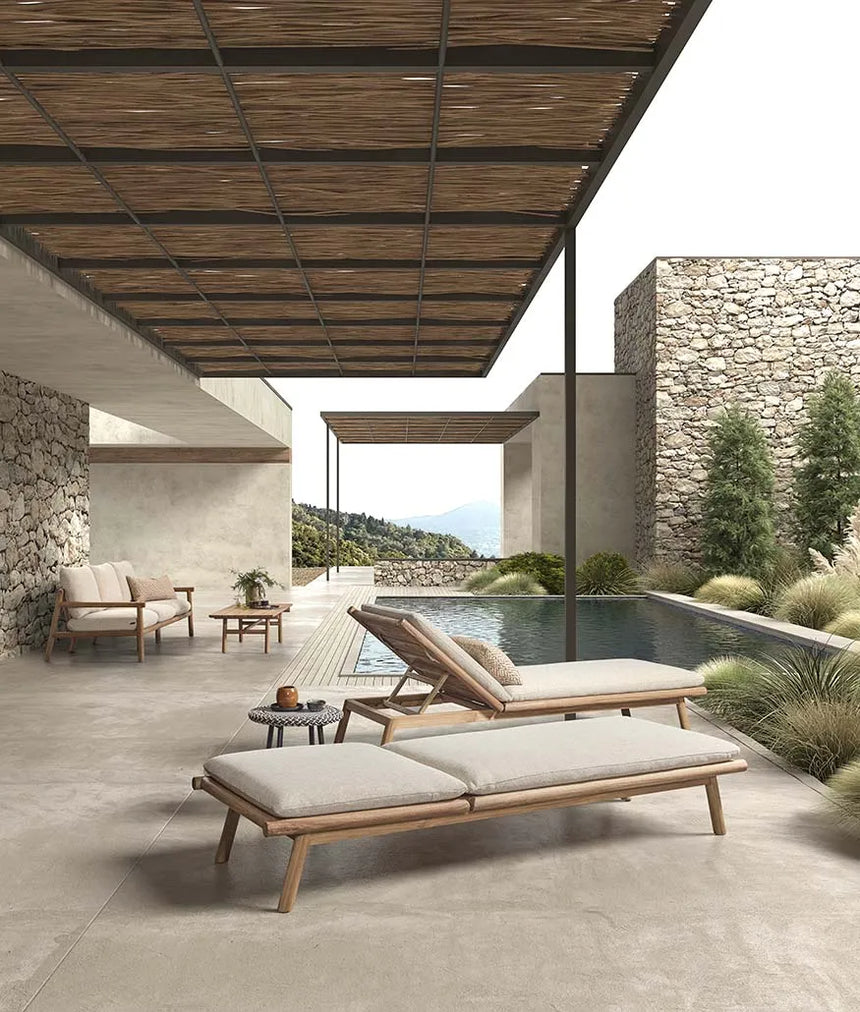 Sonnenliege Kuro aus Teakholz mit cremefarbenen Kissen aus Outdoor-Stoff, 212x75x30 cm - ZEN ZONE Furniture