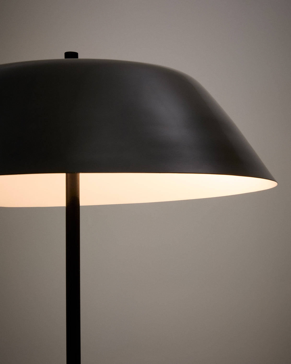 Stehlampe Sayra aus schwarzem Marmor und Metall mit schwarzem Finish - ZEN ZONE Furniture