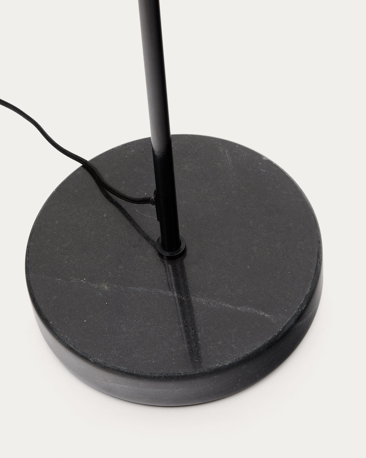 Stehlampe Sayra aus schwarzem Marmor und Metall mit schwarzem Finish - ZEN ZONE Furniture