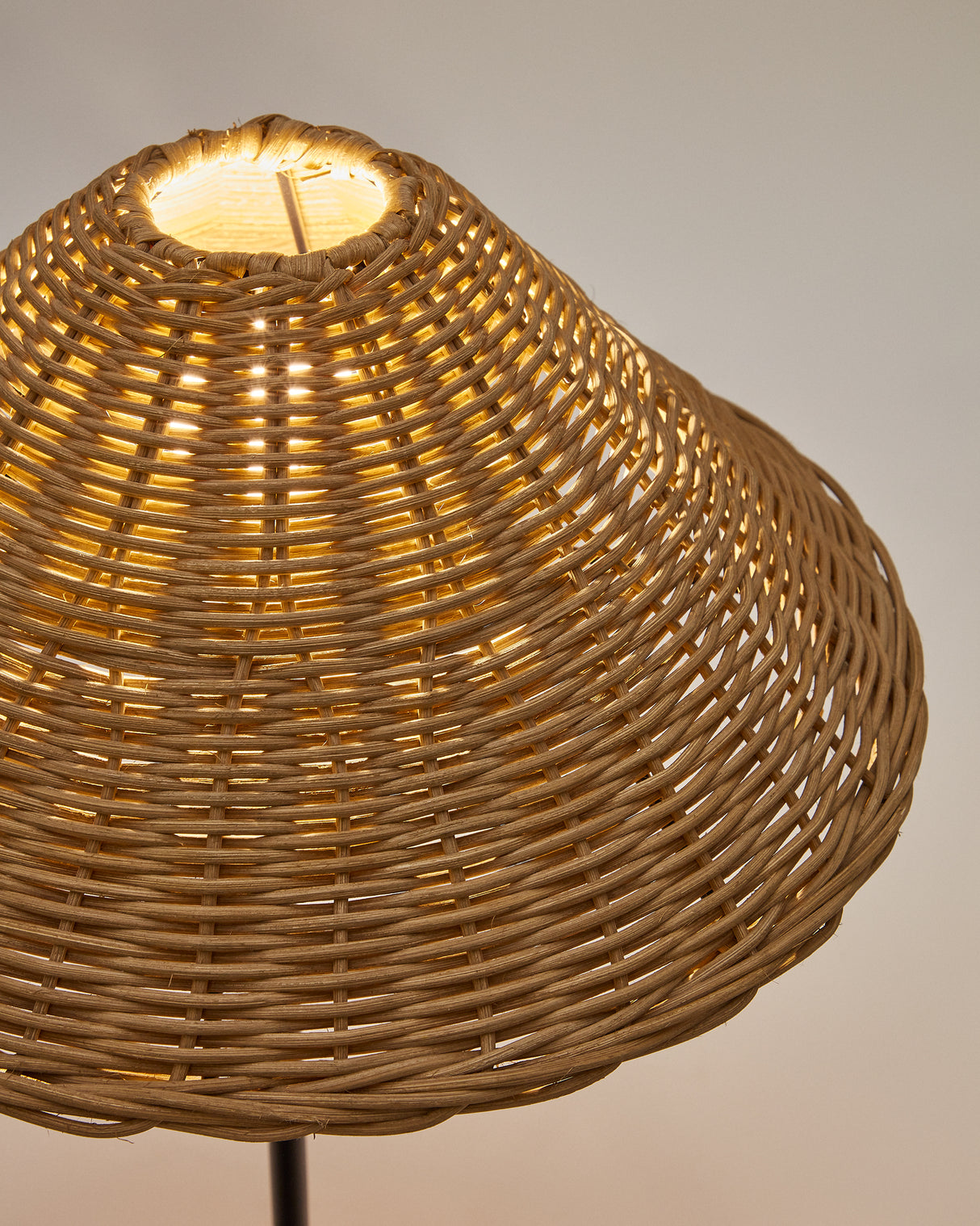 Urania Tischleuchte aus Rattan und Metall mit schwarzer Lackierung - ZEN ZONE Furniture