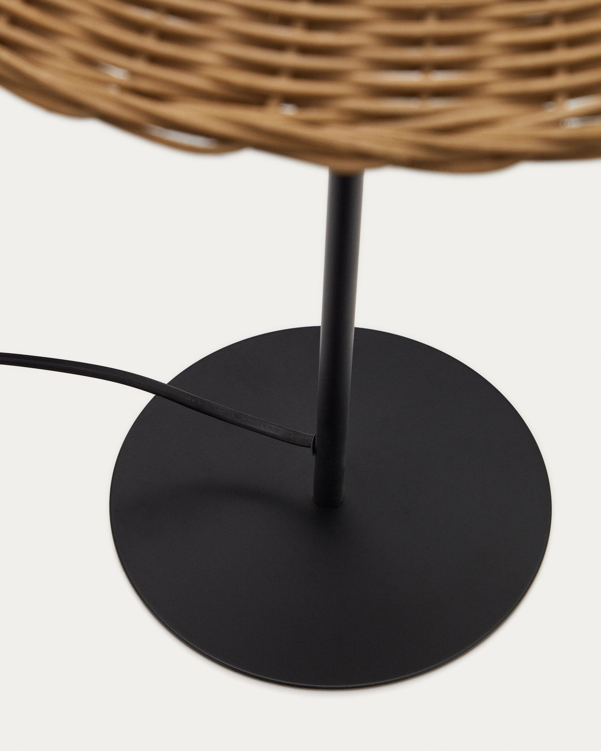 Urania Tischleuchte aus Rattan und Metall mit schwarzer Lackierung - ZEN ZONE Furniture