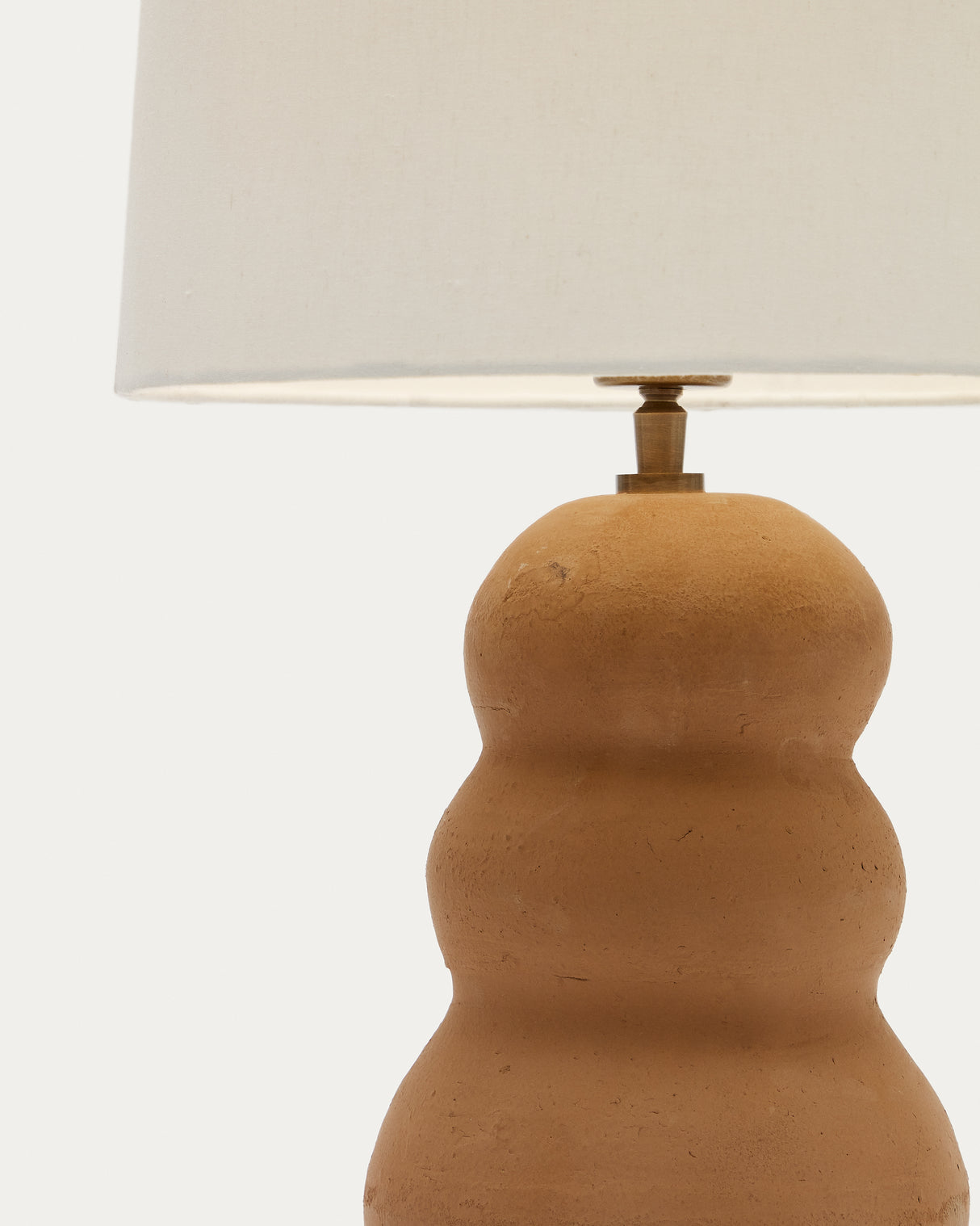 Madsen Tischleuchte aus Terrakotta mit weißem Lampenschirm - ZEN ZONE Furniture