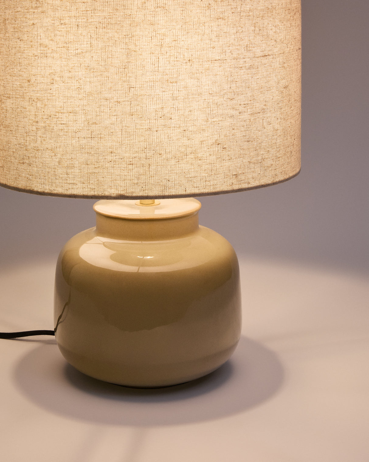 Tischleuchte Tay aus grüner Keramik und beigefarbenem Leinen - ZEN ZONE Furniture
