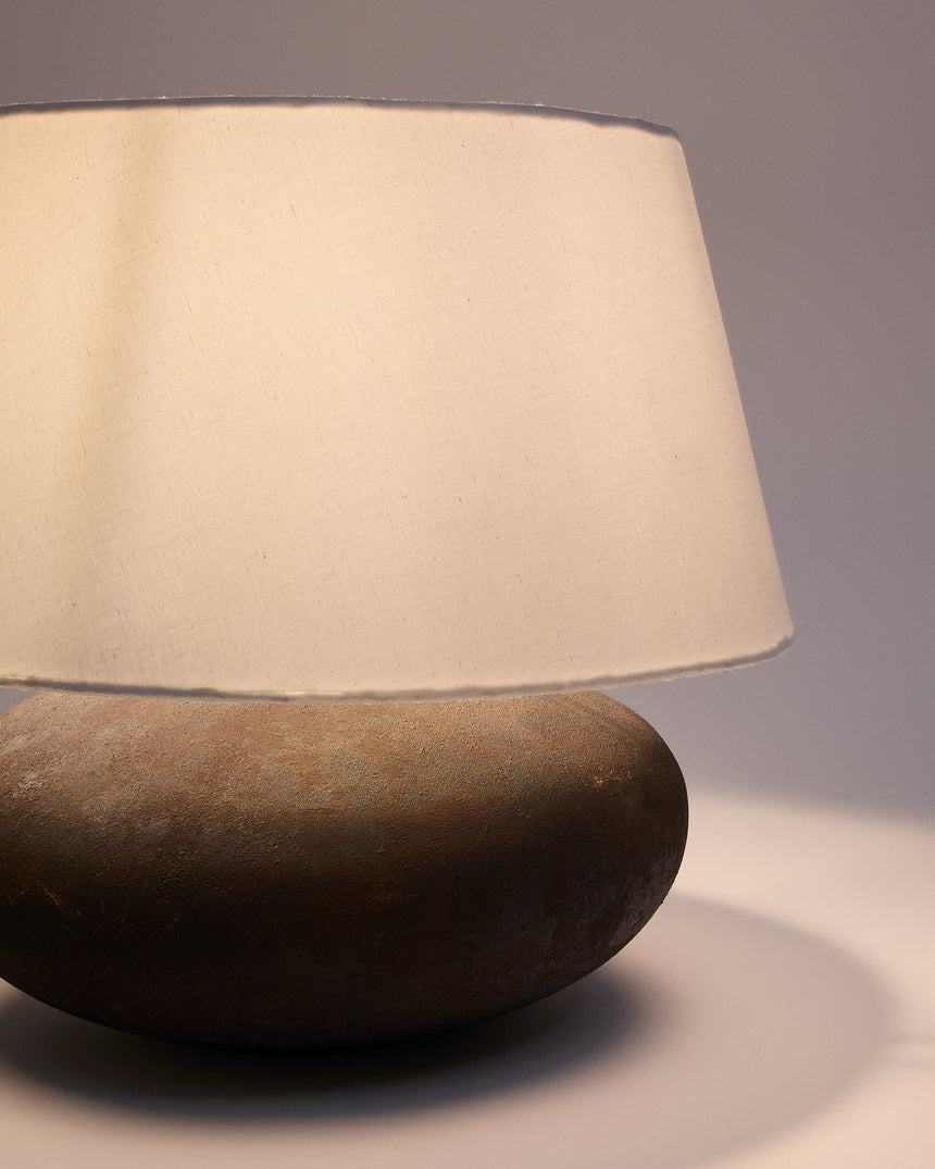 Tischleuchte Nessi aus Metall mit schwarzem Terrakotta-Effekt. - ZEN ZONE Furniture