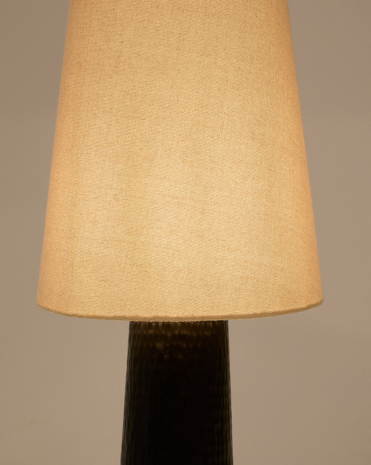 Stehlampe Senni aus Metall mit schwarzem Finish - ZEN ZONE Furniture