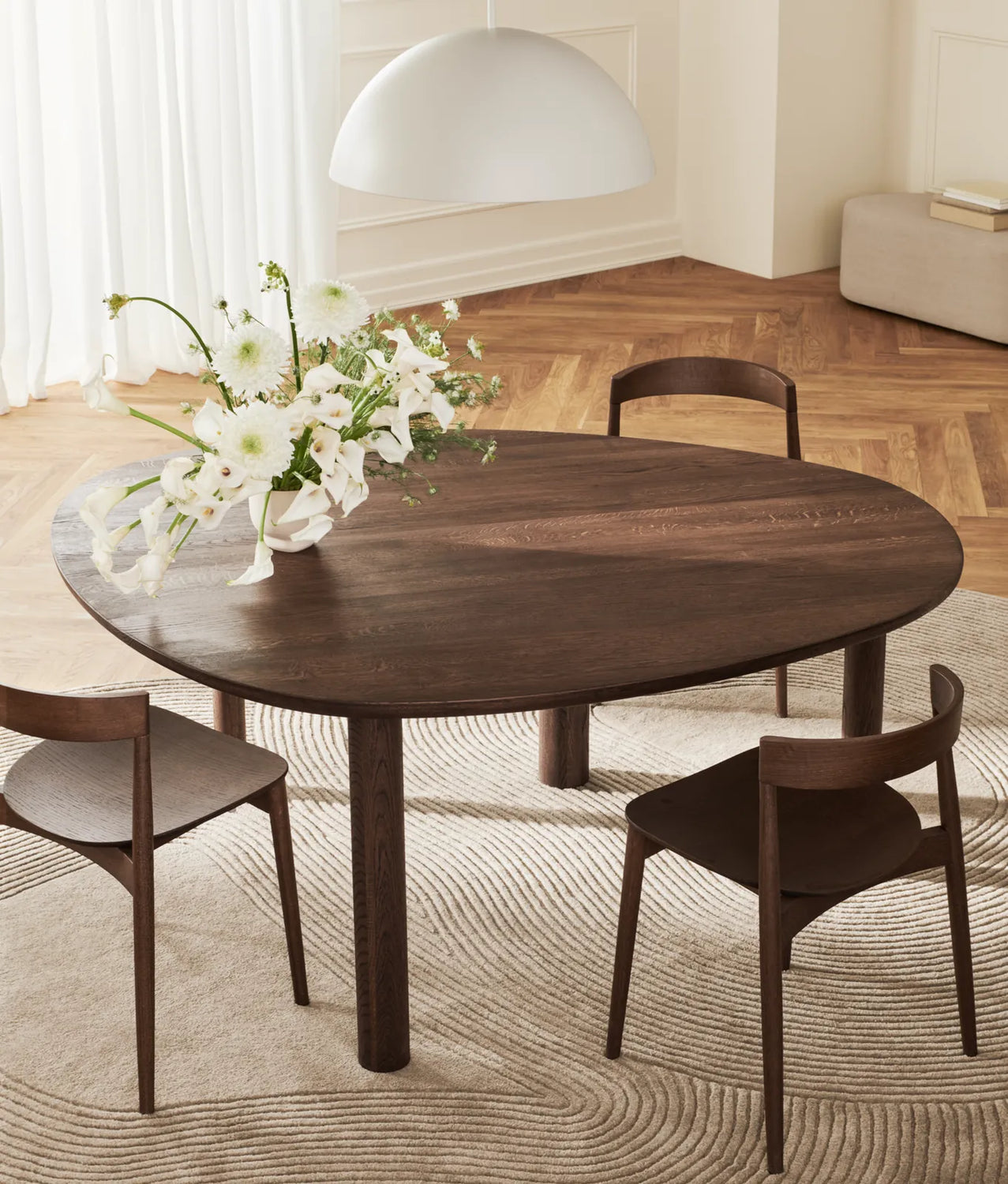 Kite Esstischstuhl aus Dunkel geölter Eiche – Gepolstert, Monza - Bouclé und Textur, Beige - ZEN ZONE Furniture