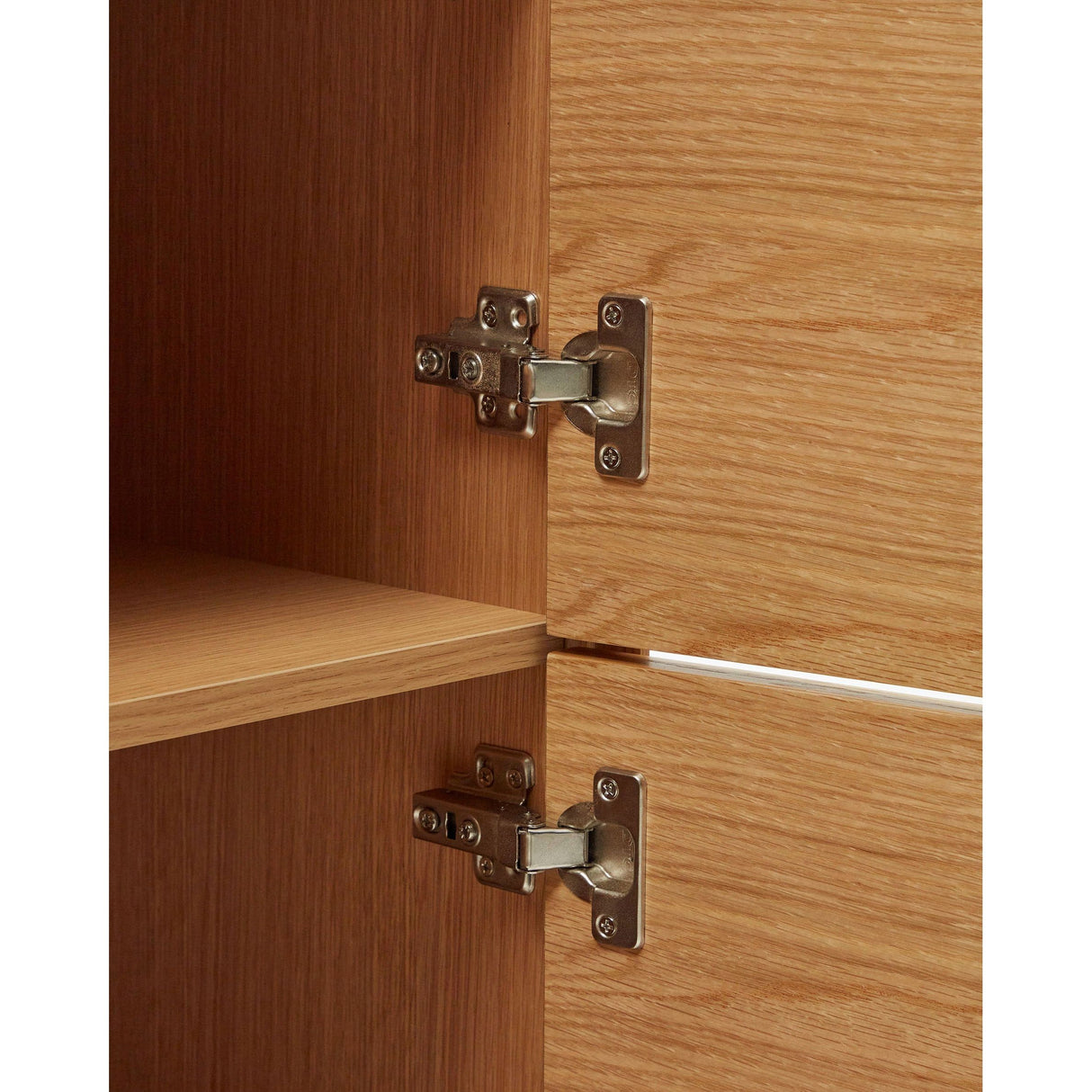 Vedrana Highboard 4 Türen aus Eichenfurnier und Stahlbeine in Schwarz 97,5 x 160 cm - ZEN ZONE