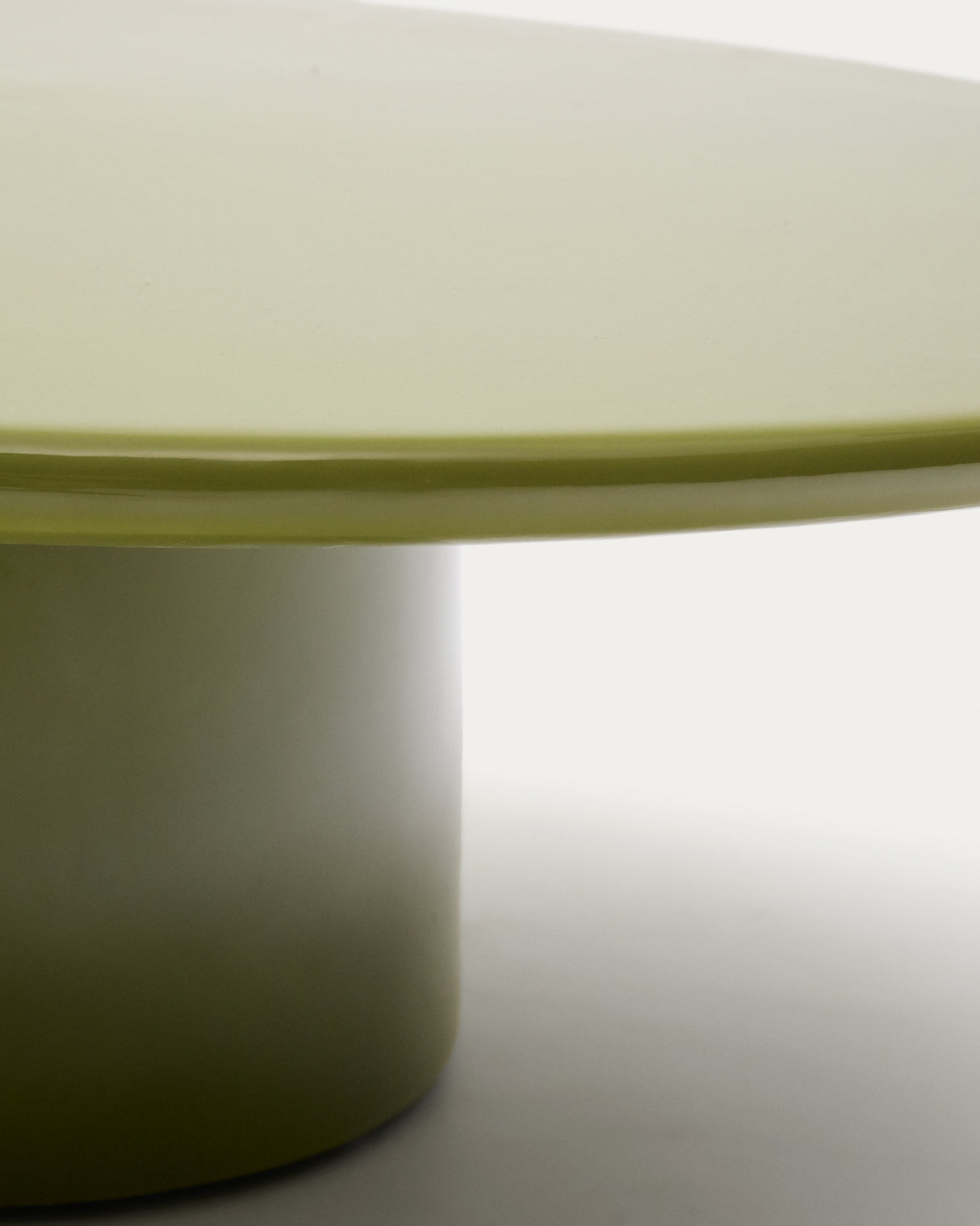 Couchtisch Albanella aus Zement mit glänzend grünem Finish Ø 85 cm
