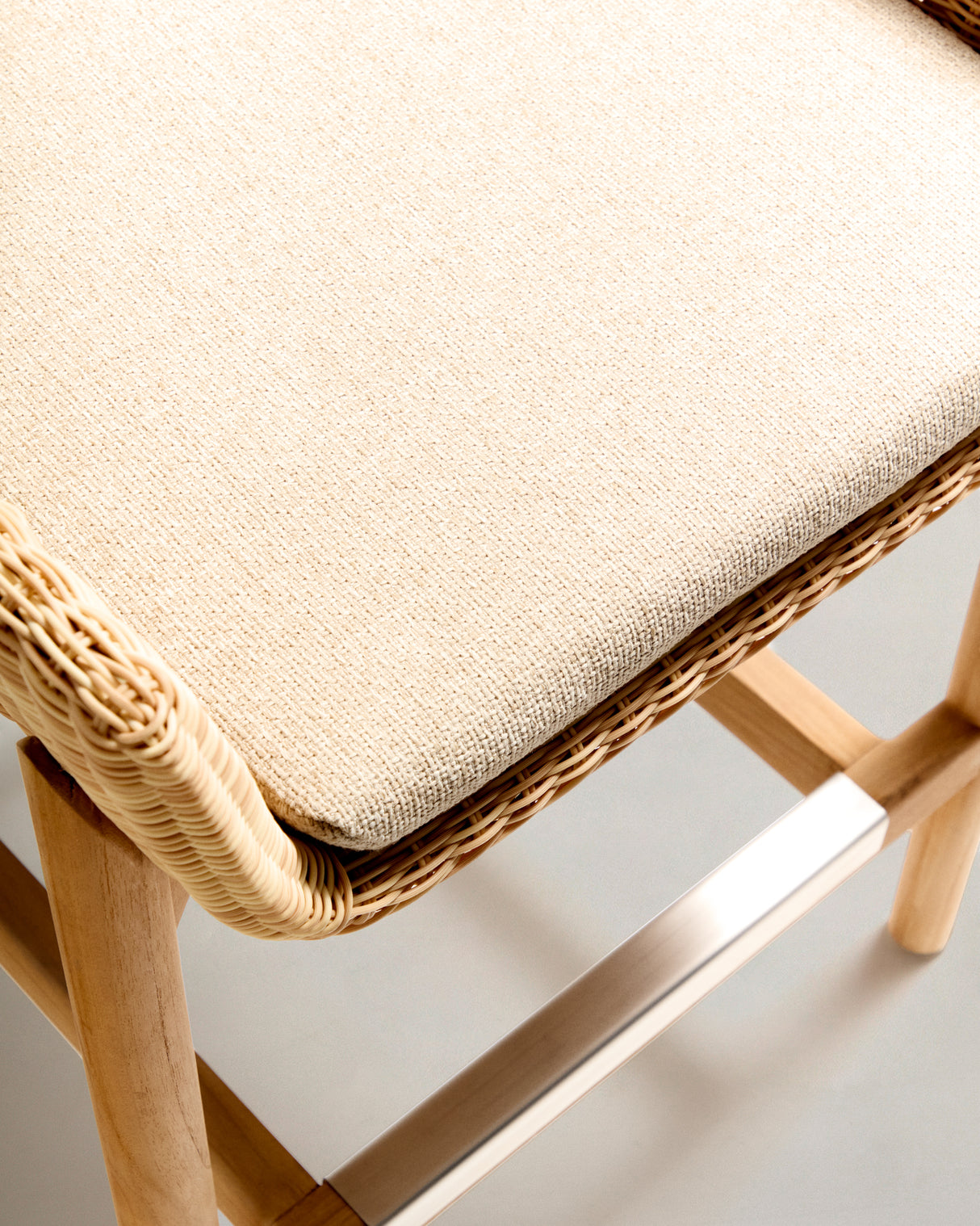 Hocker Galea aus massivem Teakholz und synthetischem Rattan 65 cm FSC 100%