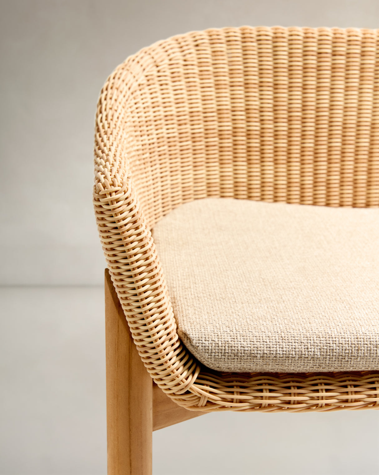 Hocker Galea aus massivem Teakholz und synthetischem Rattan 65 cm FSC 100%