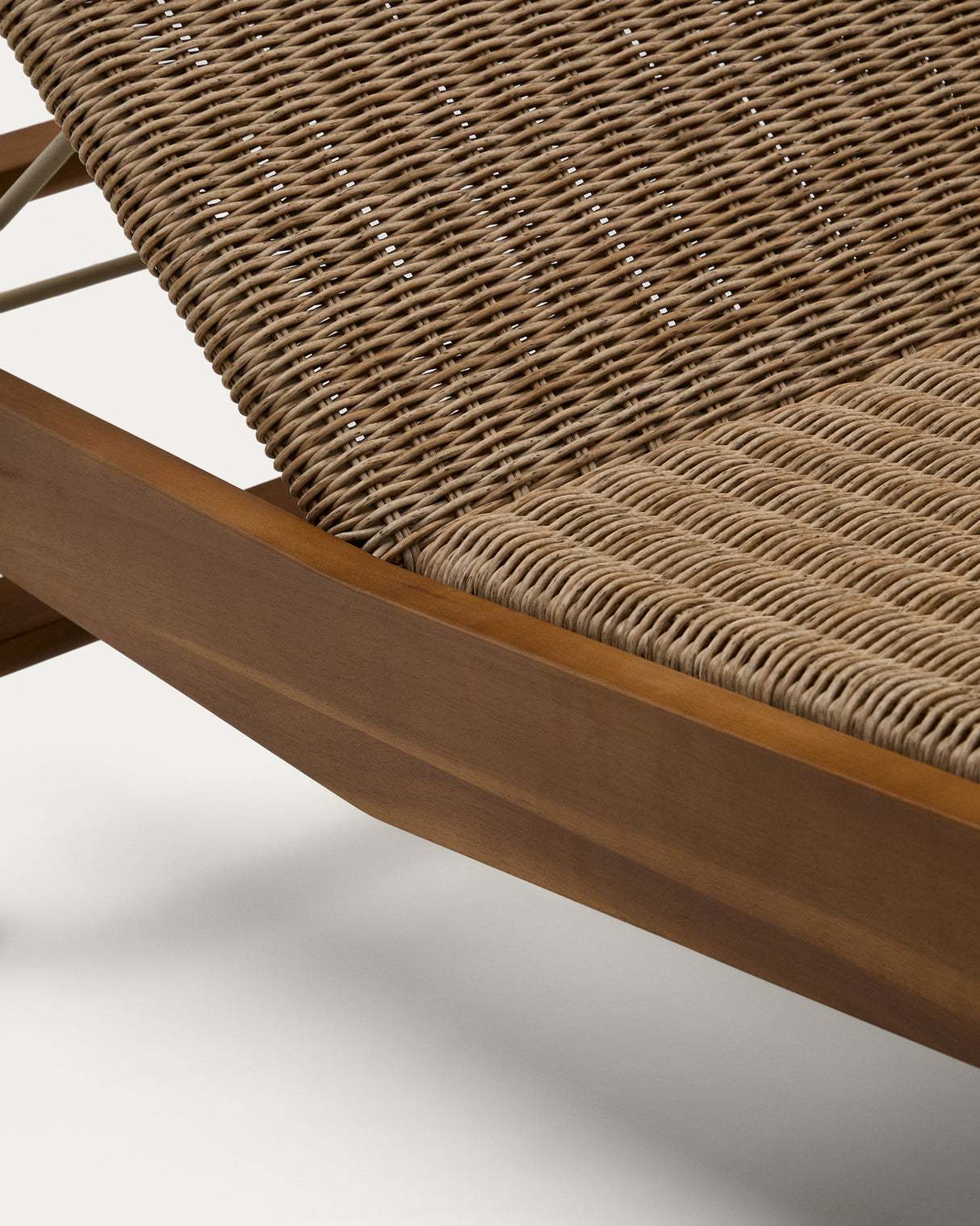 Sonnenliege Itani aus massivem Teakholz und synthetischem Rattan FSC 100%