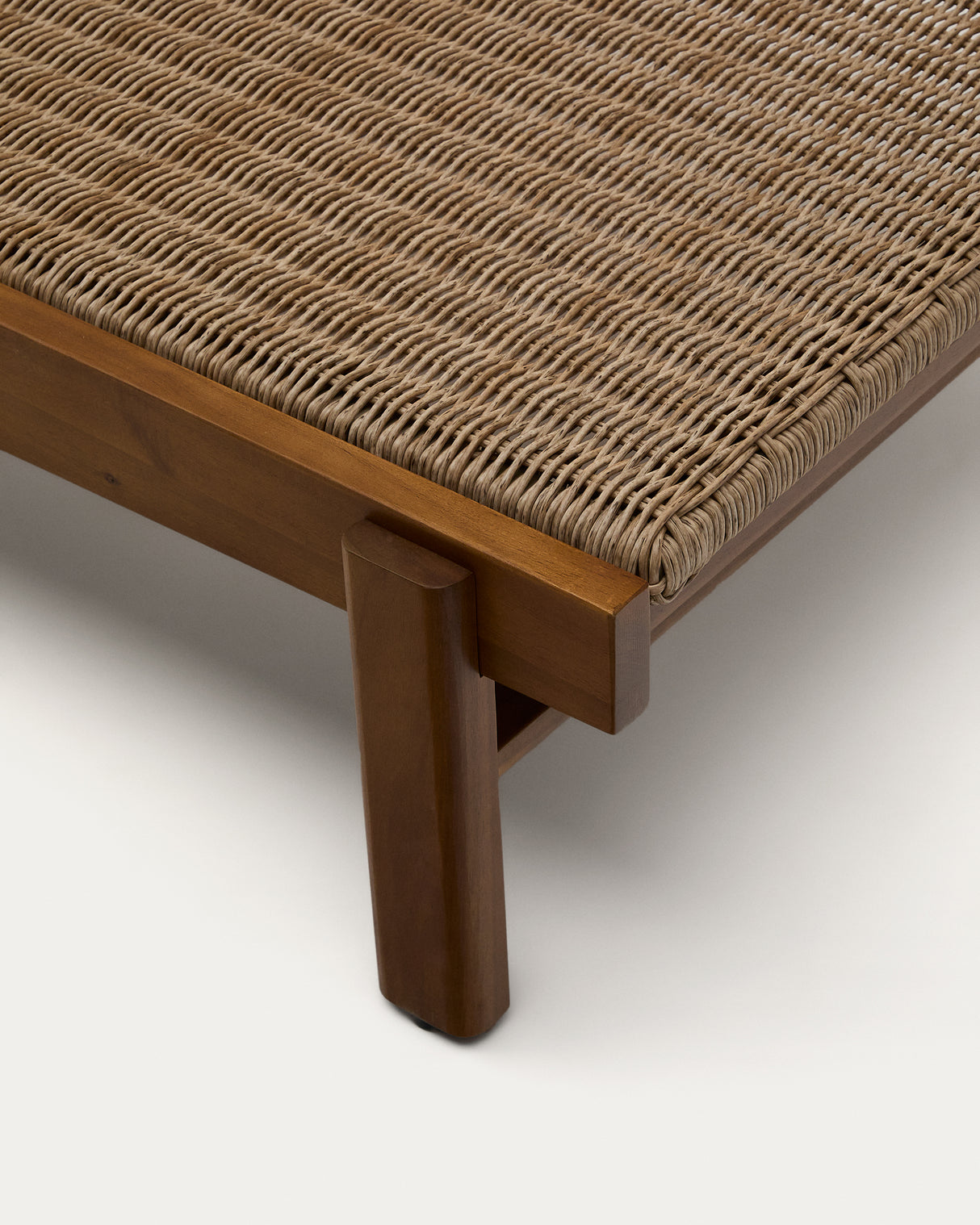Sonnenliege Itani aus massivem Teakholz und synthetischem Rattan FSC 100%